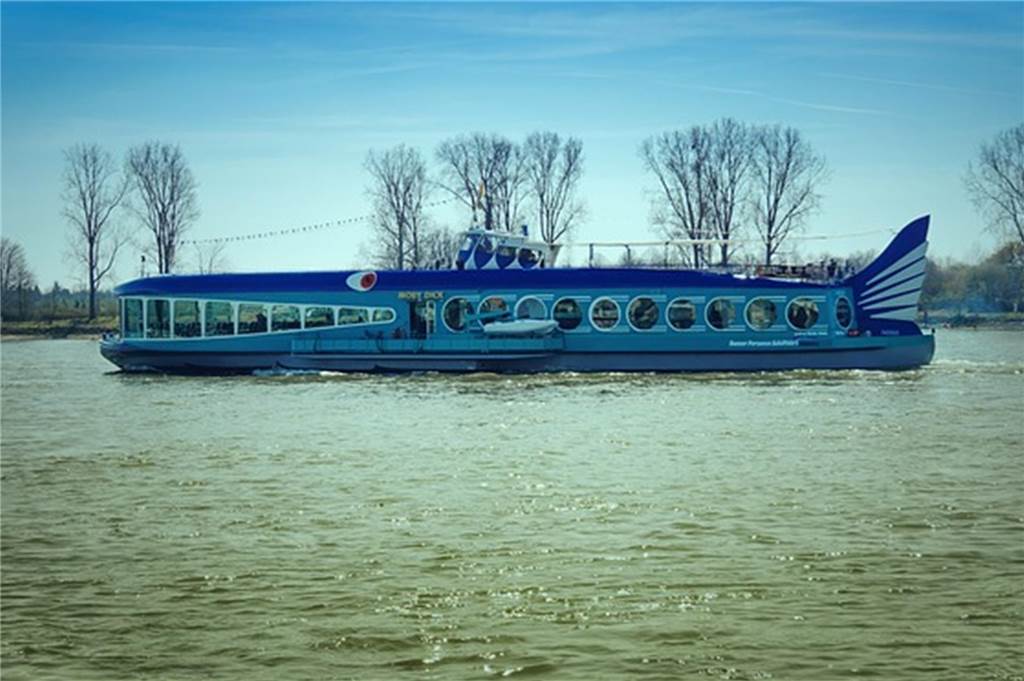 Kleine Kreuzfahrt, ganz nah: 7 Ausflugsschiffe in NRW schiff das aussieht wie ein wal auf einem fluss
