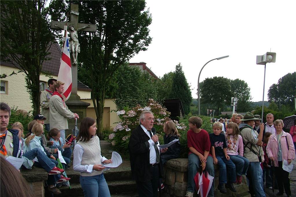 Jesus in der Schubkarre: Sturm hat über 100 Jahre altes Kreuz vernichtet Erinnerungen an bessere Zeiten: Das Lanstroper Wegekreuz war Ort von Andachten und Ziel von Fronleichnamsprozessionen - hier ein Foto aus dem Jahre 2005