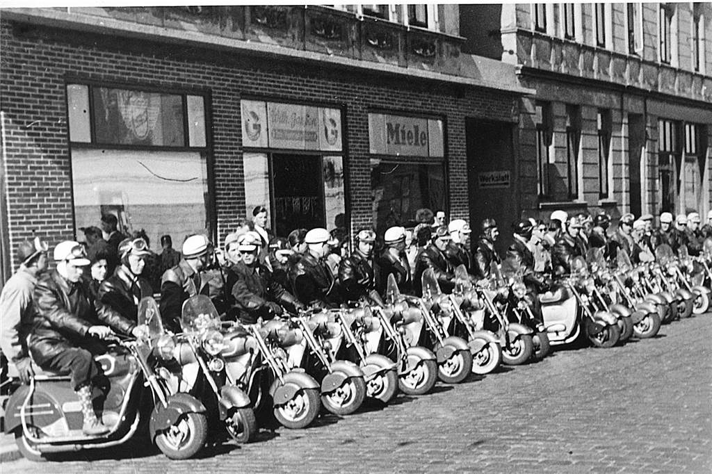 Erinnerungen an die Anfänge vor 70 Jahren: Die Rollerparade vor dem Autohaus Schmidt.