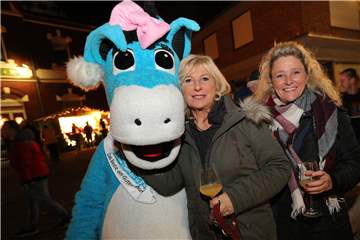 Erinnerungsfoto mit Esel: Leni Lensing lächelt mit den Gästen des Adventsmarktes um die Wette.