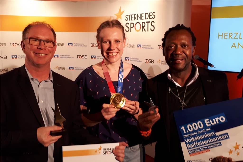 Werner Spendenaktion und SuS Rünthe sahnen bei Verleihung zum Sport-Oskar ab Erinnerungsfoto mit Olympiasiegerin Mieke Kröger: Dietmar Wurst (l.) und Toni Tuklan bei der Preisverleihung zu „Sterne des Sports“ in Düsseldorf.