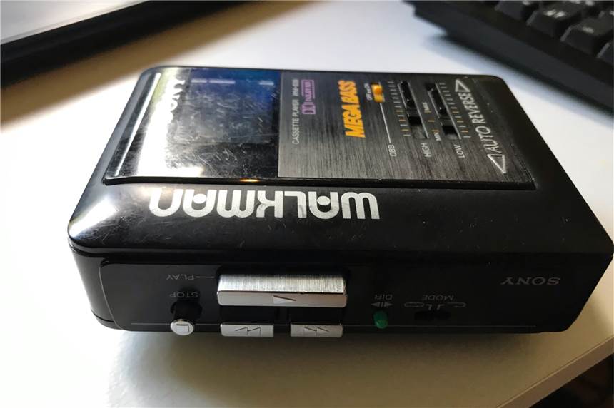 Erinnerungsstück an stundenlange Bahnfahrten: Ein Walkman aus den 80er-Jahren des vorigen Jahrhunderts.