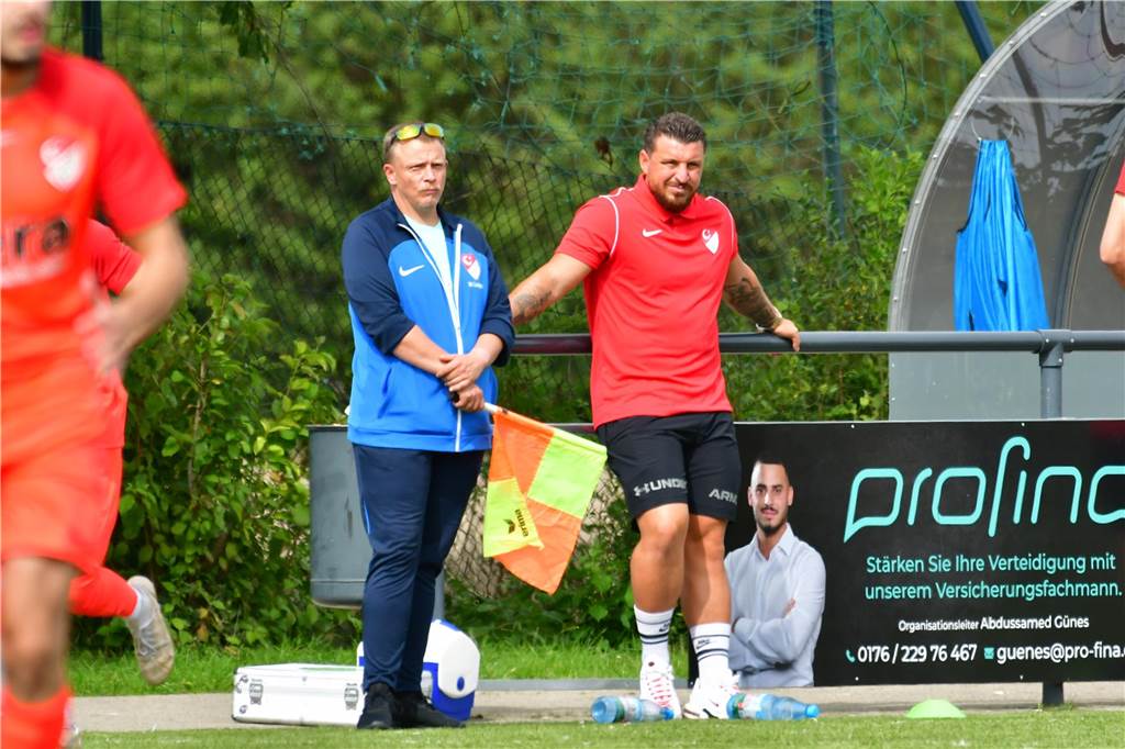 Kuriose Vorgehensweise beim ASK Ahlen Erkan Baslarli (r.) steht an einer Bande.