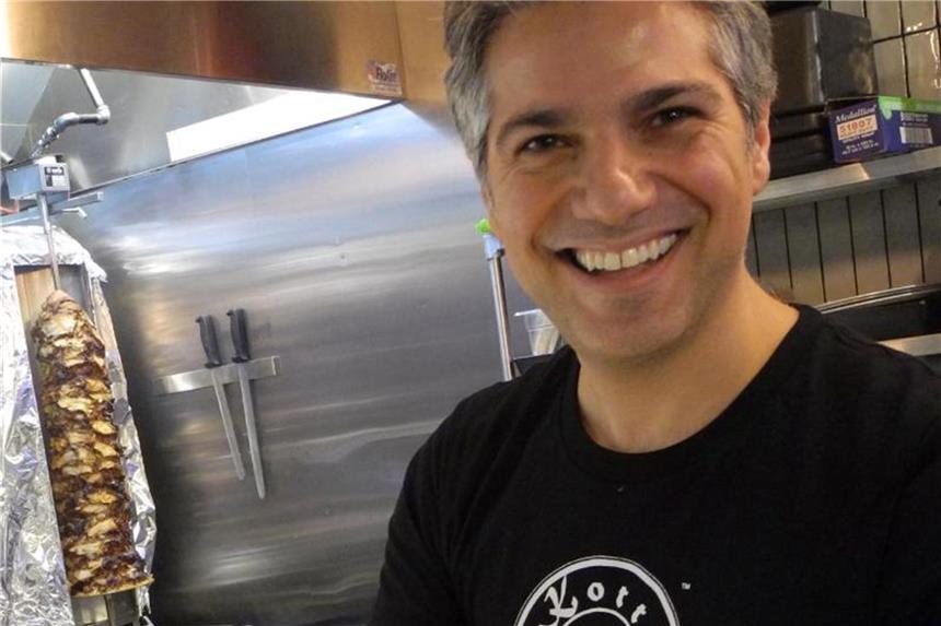 Eine Spurensuche: Döner und Currywurst in den USA Erkan Emre, Inhaber von „Kotti Berliner Döner Kebab“, wollte in New York eigentlich Architektur studieren. Foto: Johannes Schmitt-Tegge