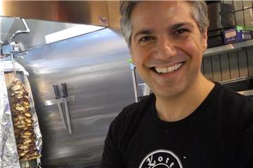 Erkan Emre, Inhaber von „Kotti Berliner Döner Kebab“, wollte in New York eigentlich Architektur studieren. Foto: Johannes Schmitt-Tegge