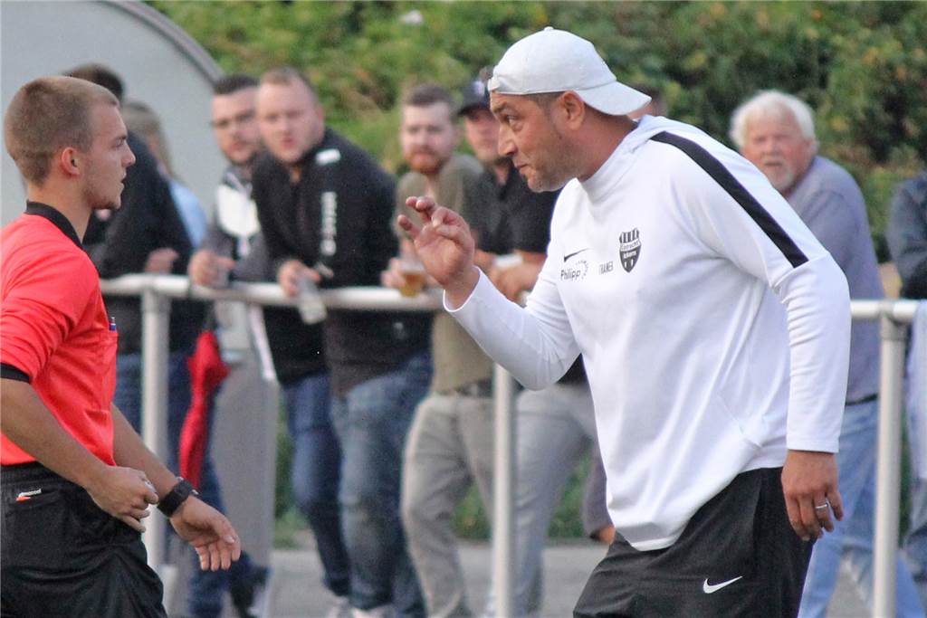 Entscheidung: Vier Castrop-Rauxeler Fußball-Teams feiern 2020 Aufstieg Erkan Gül (r.), der Trainer von Eintracht Ickern, kann sich entspannen: Sein Team steht als Kreisliga-A-Aufsteiger fest.