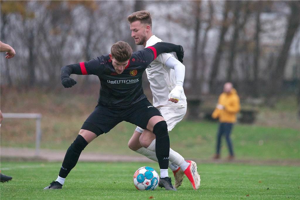 Viel Kampf, wenig Torchancen und ein verdienter Derby-Sieger Erkenschwicks Christian Warnat im Zweikampf mit Nils Fabisiak vom TuS Haltern. Während Letzterer nach Verletzungspause sein Comeback feierte, musste Ersterer in Halbzeit zwei nach einem Pressschlag ausgewechselt werden.