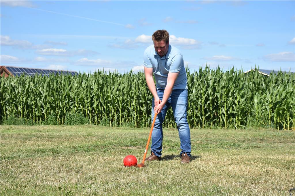 Mit Video: „Los Bambinos“ begeistert vom Bauerngolf in Südlohn - Spaß für Groß und Klein Erklären kann jeder, Landwirt Henning Wehling macht auch selbst vor, wie der richtige Schlag auszusehen hat.