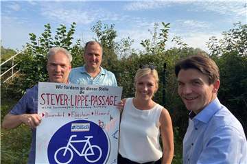 Erkundeten gemeinsam das Gelände der möglichen Stever-Lippe-Passage: Peter Norden, Martin Bendieck, Katrin Haverkamp von der Bürgerinitiative und Prof. Uli Paetzel, Vorstandsvorsitzender des Lippeverbandes.