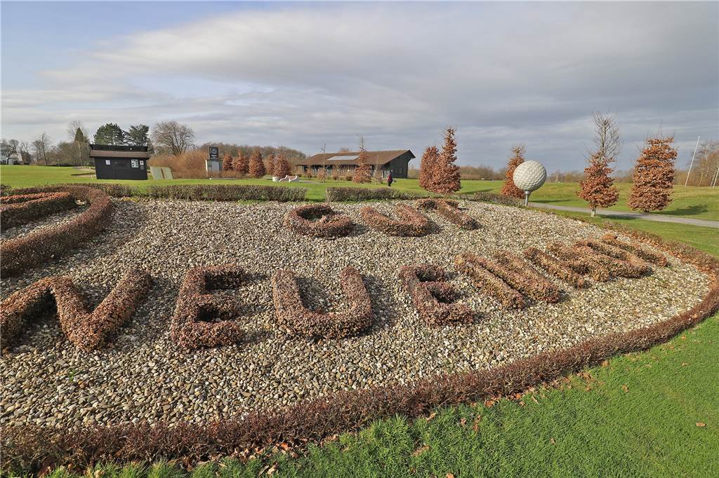Managerin des Golfclubs Gut Neuenhof im ZDF zu Corona-Maßnahmen: „Ich finde das übertrieben“ Erlangte durch die ZDF-Reportage bundesweite Bekanntheit: Der Golfclub Gut Neuenhof.