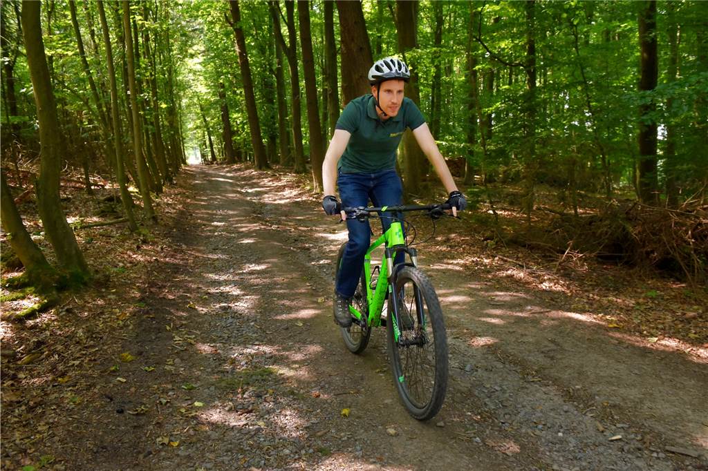 10 Dinge, die Sie im Wald dürfen - und 10 Dinge, die verboten sind Erlaubt: auf Wegen Rad zu fahren, so wie es Förster Andreas Weber hier tut.