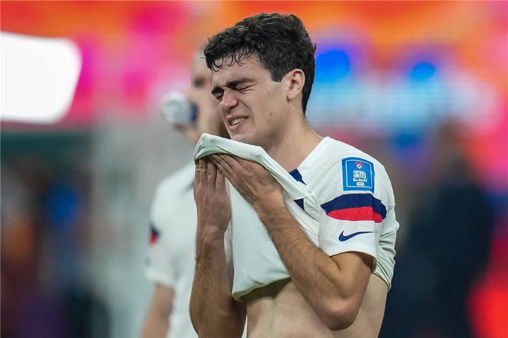 Giovanni Reyna kneift die Augen zusammen.