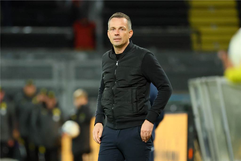 U23-Trainer Christian Preußer steht an der Seitenline.