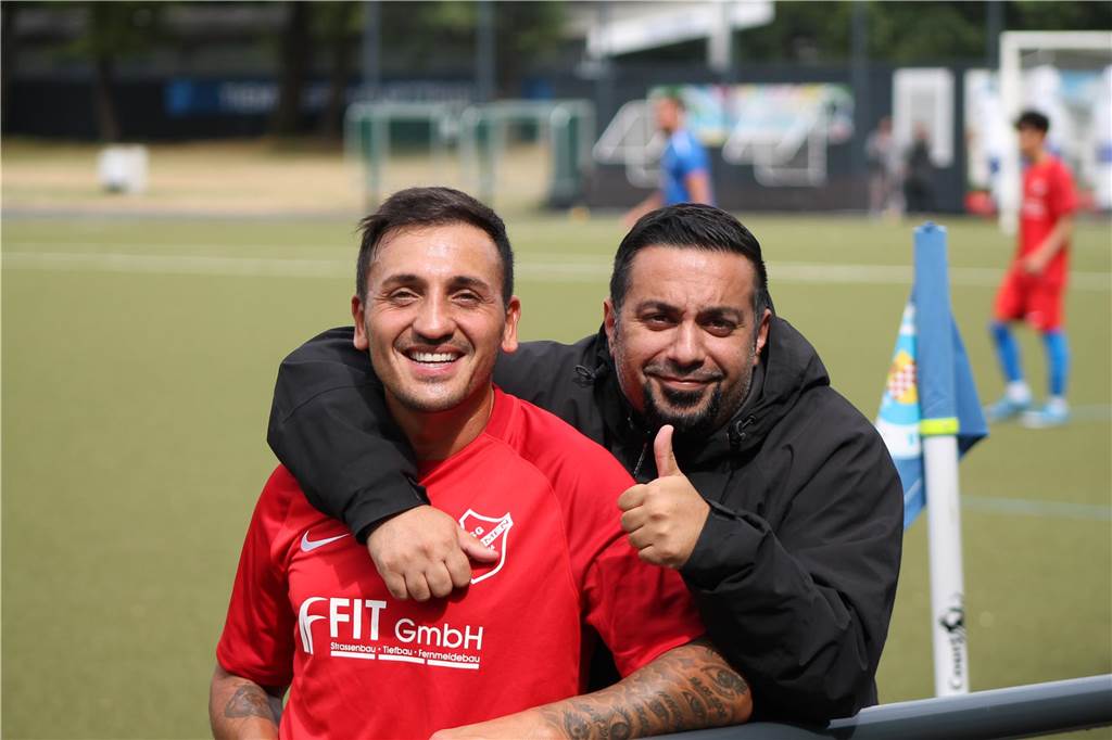 Torjäger Murat Büyükdere feiert 40. Geburtstag Erlebt mit Trainer Emre Aktas beim VfL Kamen beste Zeiten: Geburtstagskind Murat Büyükdere (l.).