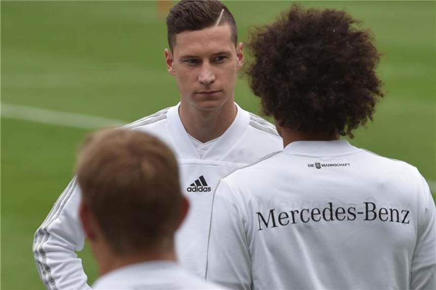 Draxler: Keine Spaltung im DFB-Team - 2014 bessere Stimmung Erlebte zwei Weltmeisterschaften mit dem DFB-Team: Julian Draxler (M). Foto: Angelika Warmuth