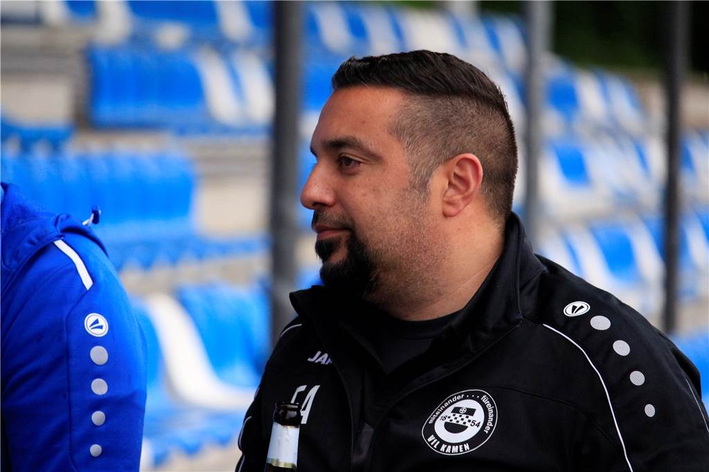 Glückstag 7. Mai: Für VfL Kamens Trainer Emre Aktas wiederholt sich Historisches Erleichtert genoss Emre Aktas die Party nach dem Spiel. Auch ein Kaltgetränk durfte natürlich nicht fehlen.