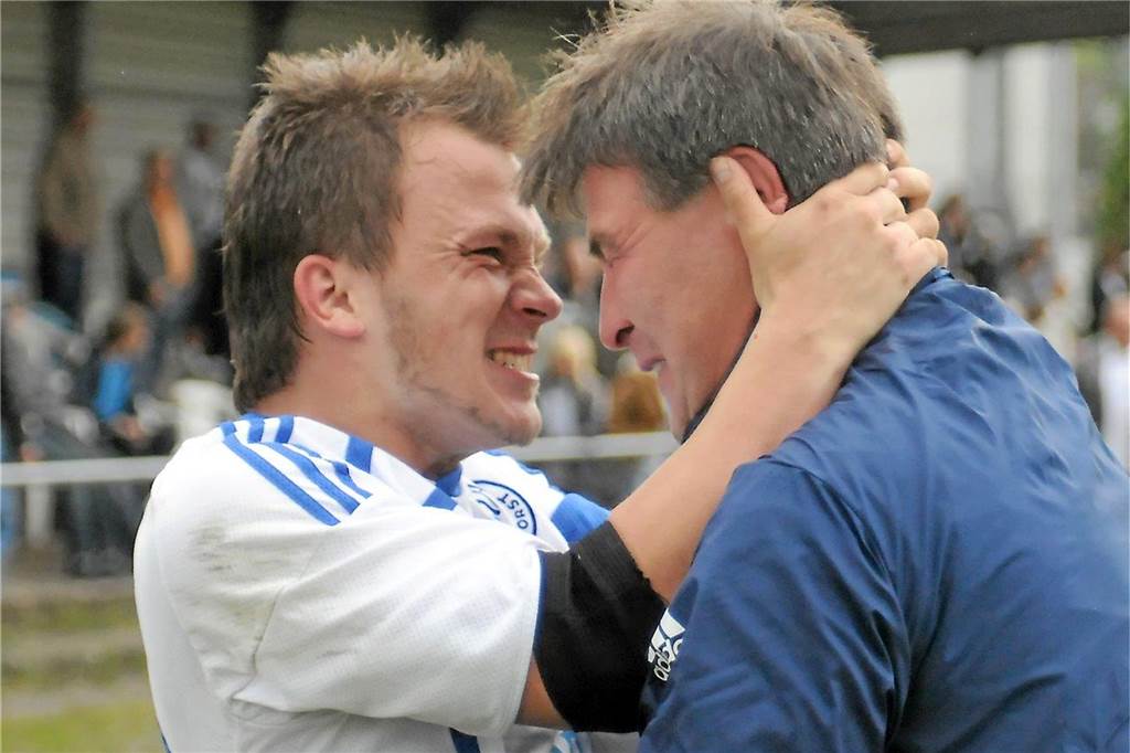 Furiose Rettung: 2010 war VfB Habinghorst während des letzten Spiels mehrfach abgestiegen Erleichtert kämpfte Trainer Dieter Beleijew (r) mit seinen Tränen. Marc Olschewski umarmte ihn innig.
