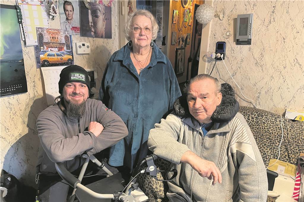 Helfer krempeln für Senioren in Müll-Wohnung spontan die Ärmel hoch Erleichtert und dankbar sind Friedrich und Angelika Gratzki über die Hilfe von Pierre Soff (links) und den Helfern, die nun ihre Keller- und Wohnräume entrümpeln.