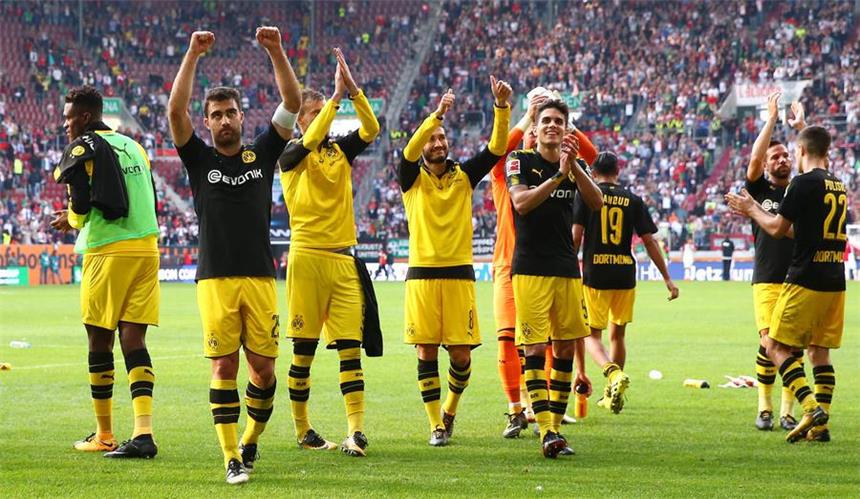 BVB rettet den Sieg beim FC Augsburg ins Ziel Erleichterte BVB-Spieler nach dem glücklichen 2:1 beim FC Augsburg.