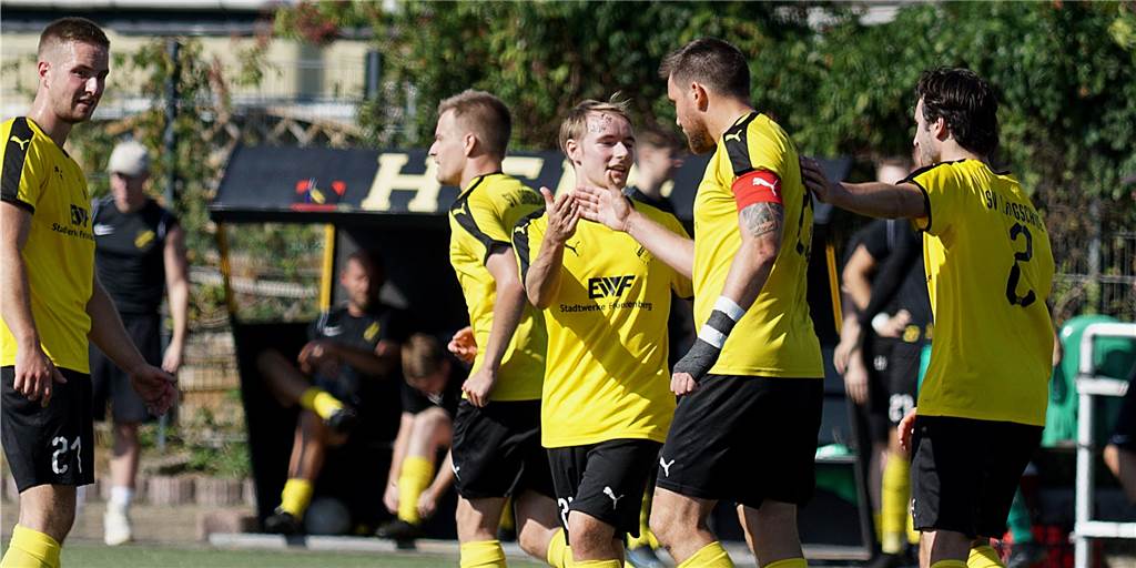 BR Billmerich sichert sich noch ein spätes Remis in Langschede Erleichterte Gesichter beim SV Langschede: Sekunden vor dem Pausenpfiff erzielte Julian Seeling das 1:1 mit einem direkt verwandelten Freistoß; Marvin Weistrop gratuliert.