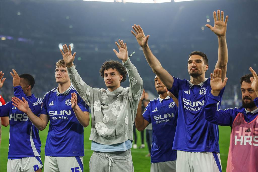 Schalke-Spiel hat drastische Konsequenzen: Erleichterte Schalker Spieler nach dem Remis gegen den HSV.