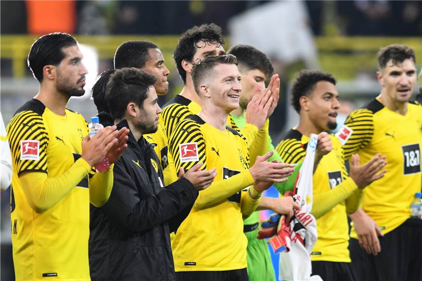 Marco Reus staubt ab - BVB zittert sich zum Heimsieg gegen Stuttgart Erleichterung bei BVB-Kapitän Marco Reus und seinen Teamkollegen nach dem 2:1-Sieg gegen den VfB Stuttgart.