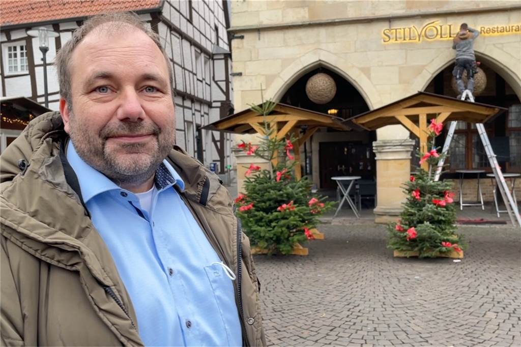 Mit Video: Schriftzug am Alten Rathaus Werne nach 12 Jahren endlich montiert Erleichterung bei Wirt Andreas Nozar: Nach zwölfjähriger Odyssee hängt endlich der Werbeschriftzug am Alten Rathaus.