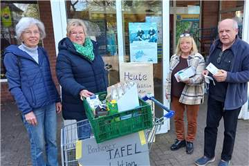 Erler Frauen sammeln vor dem Edeka-Markt in Erle Spenden für die Borkener Tafel und Flüchtlinge aus der Ukraine.
