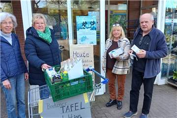 Erler Frauen sammelten vor dem Edeka-Markt Spenden für die Borkener Tafel.