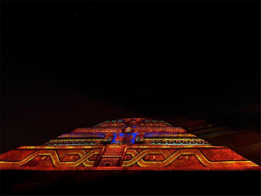 Götterstadt Teotihuacán jetzt mit abendlicher Lichtshow Erleuchtete Sonnenpyramide: Auf der Ruinenstadt Teotihuacán in Mexiko wurde eine Licht- und Tonshow eingeweiht. Foto: Präsidialamt Mexiko/dpa