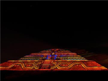 Erleuchtete Sonnenpyramide: Auf der Ruinenstadt Teotihuacán in Mexiko wurde eine Licht- und Tonshow eingeweiht. Foto: Präsidialamt Mexiko/dpa