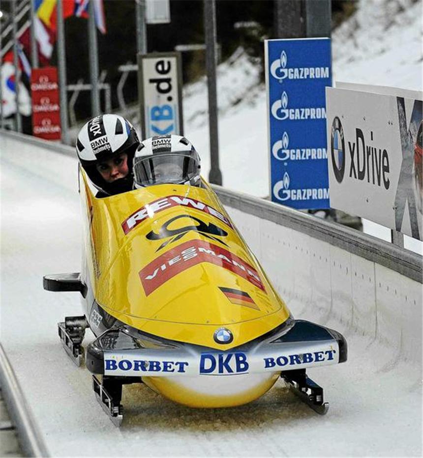 Jubel im Team - Enttäuschung bei Erline Nolte Erline Nolte (li.) fuhr mit ihrer Pilotin Stefanie Szczurek in Altenberg auf den sechsten Platz.