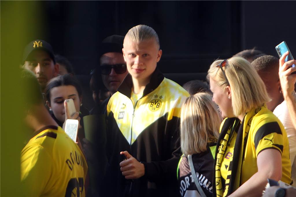 Tränenreicher Haaland-Abschied: BVB-Stürmer nimmt sich viel Zeit für die Fans Erling Haaland erfüllte nach seinem letzten BVB-Spiel zahlreiche Autorgramm- und Selfiewünsche.