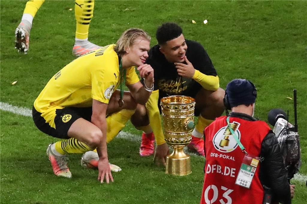 Wiegt die 85-Millionen-Ablöse für BVB-Profi Jadon Sancho den sportlichen Verlust auf? Erling Haaland (l.) und Jadon Sancho feiern den DFB-Pokalsieg mit Borussia Dortmund.