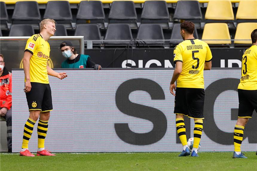 BVB-Torjäger Haaland: Wunschliste erfüllt und ein skurriles Interview Erling Haaland (l.) wagt nach seinem Treffer zum 1:0 ein Tänzchen mit Achraf Hakimi.