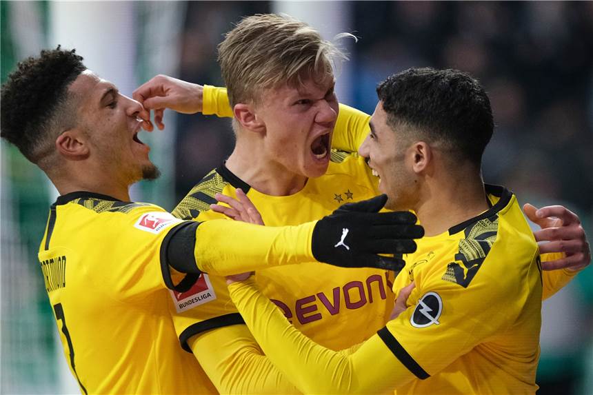 Haaland zum Neunten! BVB beim 2:0 in Bremen erst mit Schwierigkeiten, dann souverän Erling Haaland (M.) bejubelt seinen Treffer zum 2:0 gemeinsam mit Achraf Hakimi (r.) und Jadon Sancho.