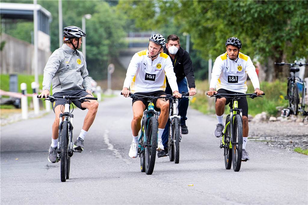 BVB-Torjäger Haaland: „Das ist für eine einzelne Person sehr viel Geld“ Erling Haaland (M.) radelt gemütlich an der Seite von Neuzugang Donyell Malen (r.) zum Training.