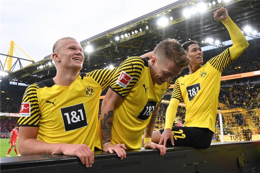 Flugeinlage, Dropkick, Solo: Das sind die fünf schönsten BVB-Tore der Hinrunde Erling Haaland, Marco Reus und Jude Bellingham feiern nach einem Treffer.