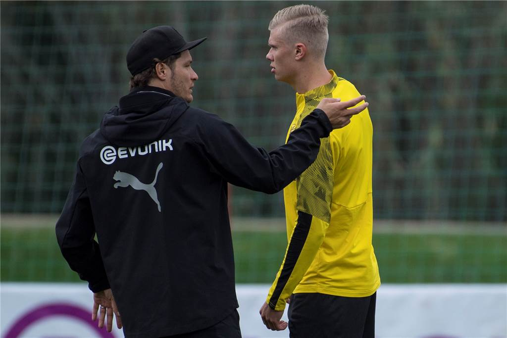 Erling Haaland nimmt weiter Fahrt auf - und bietet dem BVB viele neue Möglichkeiten Erling Haaland (r.) im Gespräch mit Co-Trainer Edin Terzic.