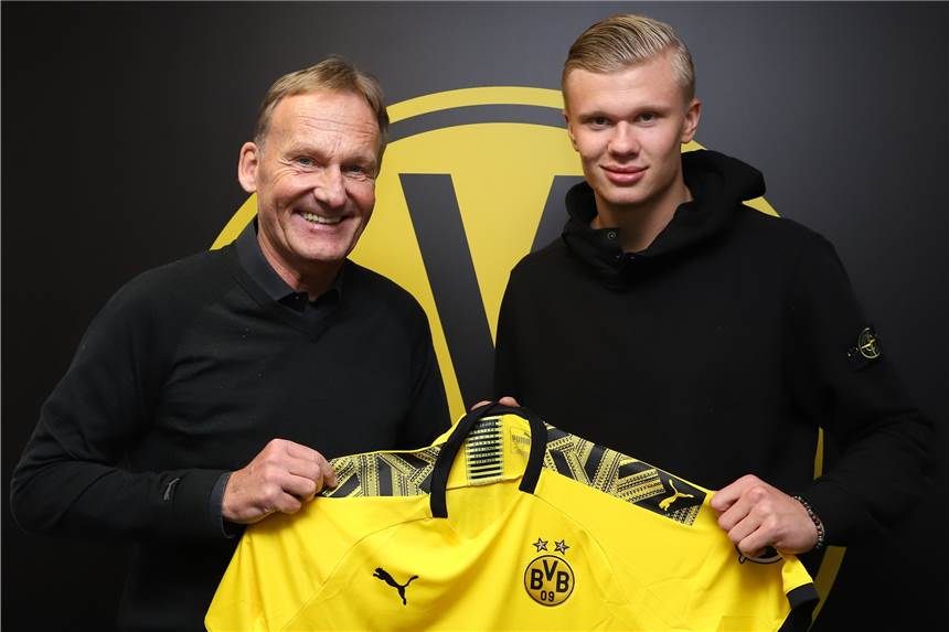 Der BVB gewinnt das Rennen um Wunschstürmer Erling Haaland Erling Haaland (r.) unterschreibt beim BVB einen Vertrag bis 2024.