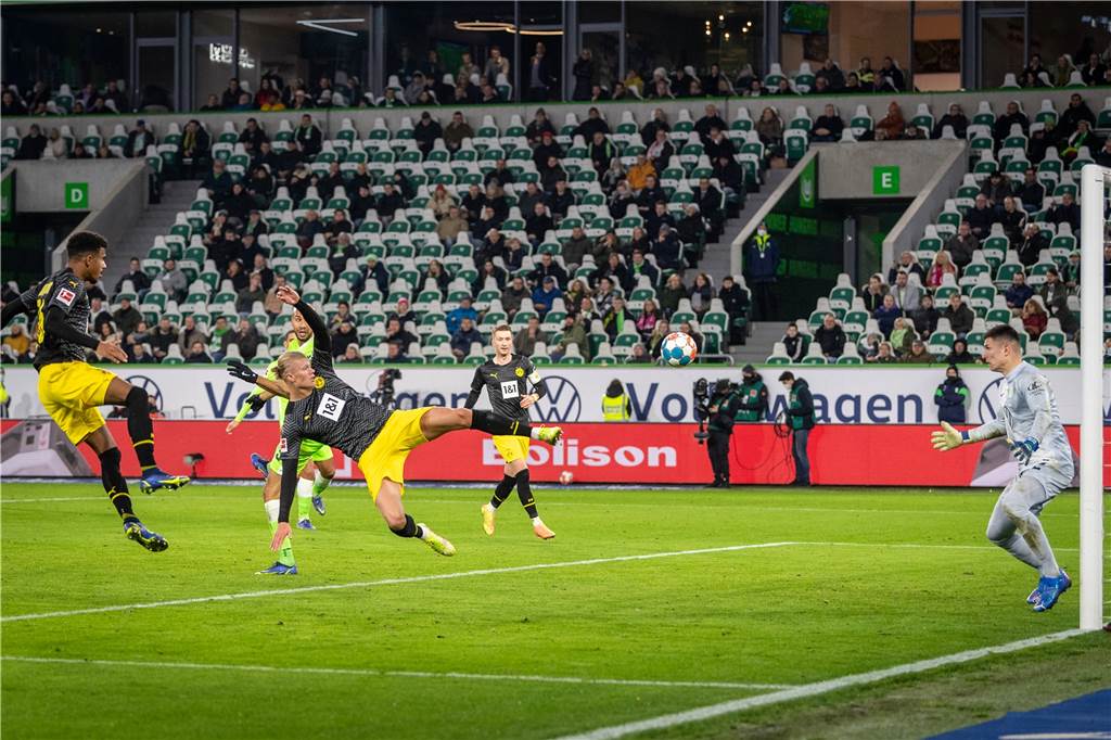 Flugeinlage, Dropkick, Solo: Das sind die fünf schönsten BVB-Tore der Hinrunde Erling Haaland springt in die Flanke und trifft gegen Wolfsburg.