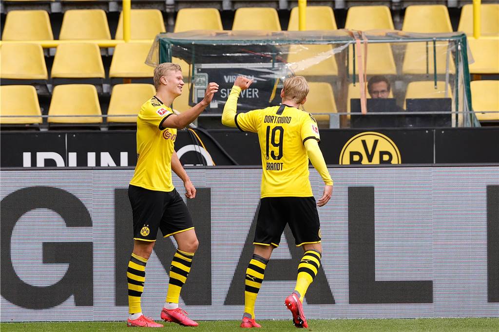 BVB-Momente 2020: Derbysieg ohne Jubel, ein Rest Normalität und immer wieder Haaland Erling Haaland und Julian Brandt bejubeln ein Tor im Derby gegen Schalke. Auf den Rängen aber ist es still.
