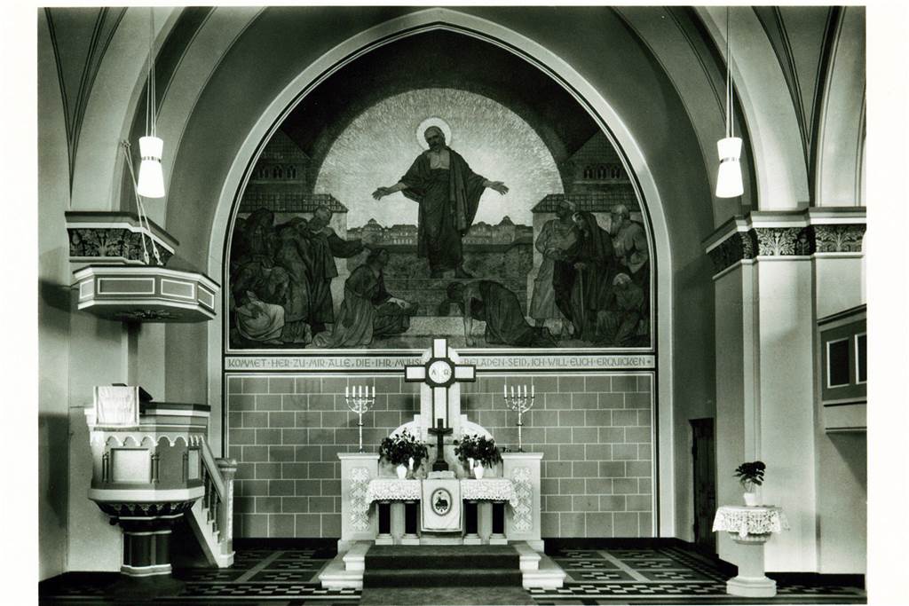 Altes Handwerk im Wandel - Der Steinmetz fertigt jetzt auch QR-Codes Erlöserkirche von 1912