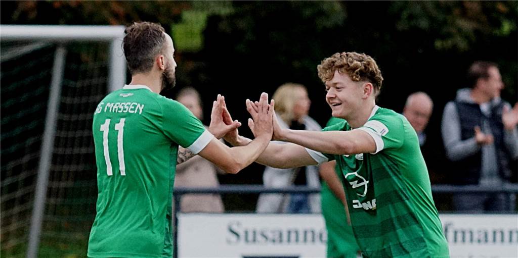 SG Massen verspielt 2:0 gegen die Holzwickeder SC U23 und gewinnt durch ein Zufallsprodukt Erlösung für die SGM nach dem 3:2-Siegtreffer per Kopfball von Sven Ricke (l.), der hier von Filippo Russello (r.) beglückwünscht wird.