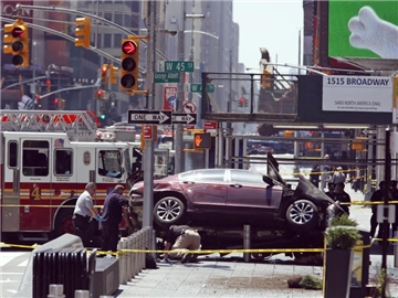 Ermittler untersuchen das Auto des Unfallfahrers. Foto: Seth Wenig