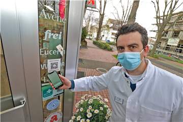 Ermöglicht in seinem Geschäft eine digitale Kontaktverfolgung mithilfe der sogenannten Luca-App: der Holzwickeder Apotheker Christian van Bremen. Bisher reagierten seine Kunden auf das Angebot aber eher verhalten.