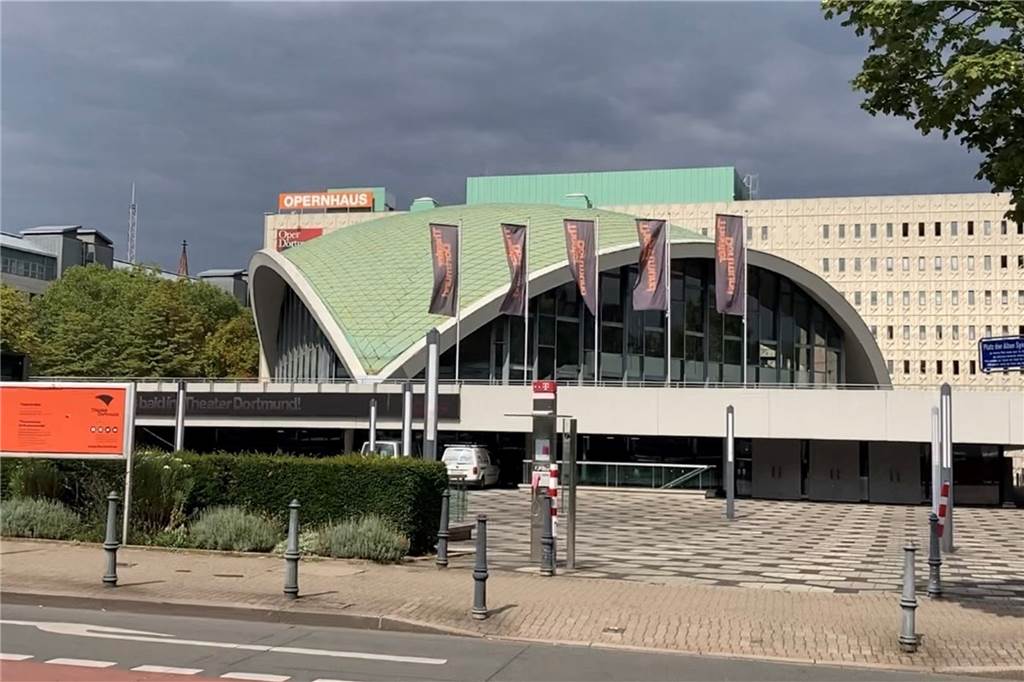 Der Platz der Alten Synagoge vor dem Opernhaus in Dortmund