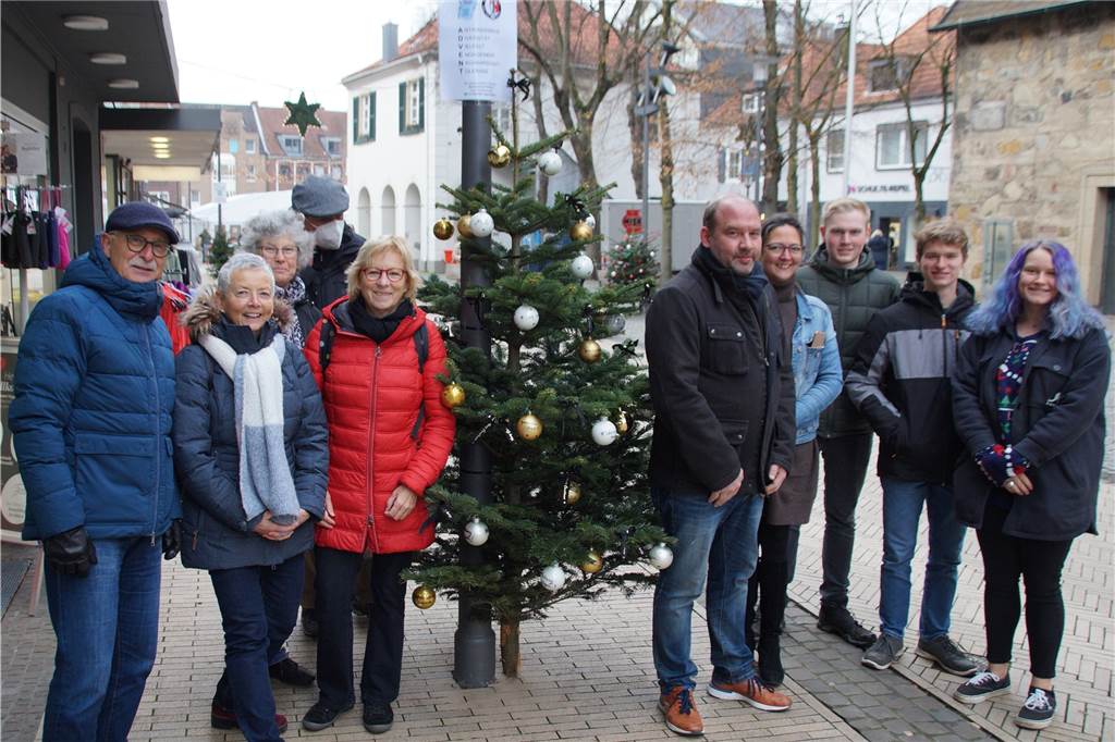 Dekorierte „Ehrenamts-Tannen“ sorgen in Dorsten für Vorweihnachtsflair Erneut haben das Gymnasium Petrinum (Schule ohne Rassismus) und das Bündnis „Wir in Dorsten gegen Rechts“ erfolgreich zusammengearbeitet. Bei der Aktion der Stadtinfo mit der Interessengemeinschaft der Kaufmannschaft, Dorsten in der Adventszeit attraktiver zu machen, gestalteten sie gemeinsam einen „Weihnachtsbaum der Botschaften gegen Rassismus, Antisemitismus, Hass und Hetze“. Sie fordern auf zu Mut statt Angst und Wut, zu Haltung und Gesicht zeigen und erinnern uns: „Nur gemeinsam sind wir stark!“