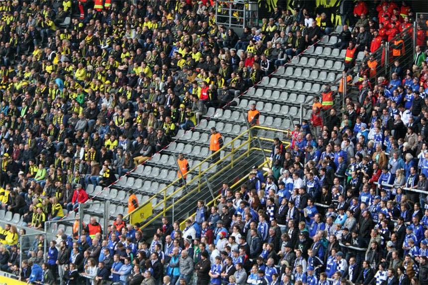 Derby gegen BVB findet sonntags statt Erneut musste Borussia Dortmund auf den Verkauf von Eintrittskarten verzichten, um aus Sicherheitsgründen eine Zone zwischen BVB- und Schalke-Fans schaffen zu können.