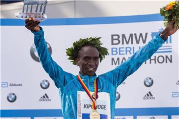 Erneut Sieger des Berlin-Marathons: Eliud Kipchoge. Foto: Bernd von Jutrczenka